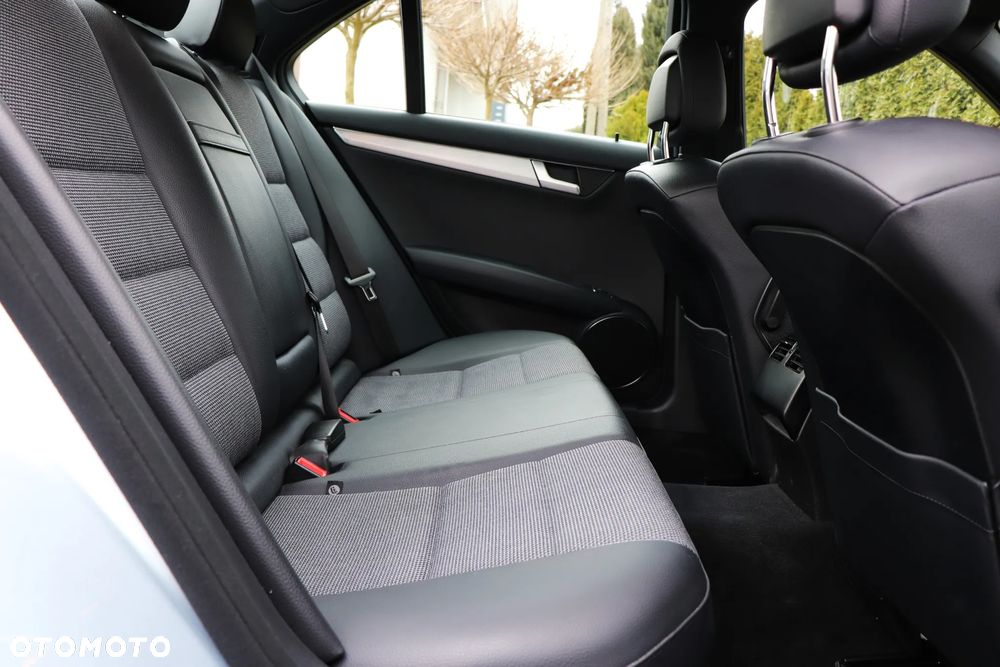 Mercedes-Benz Klasa C 200 Avantgarde Edition - 26