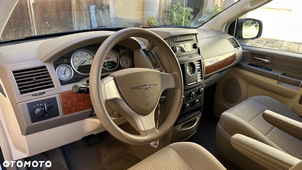 Chrysler Town & Country - 6