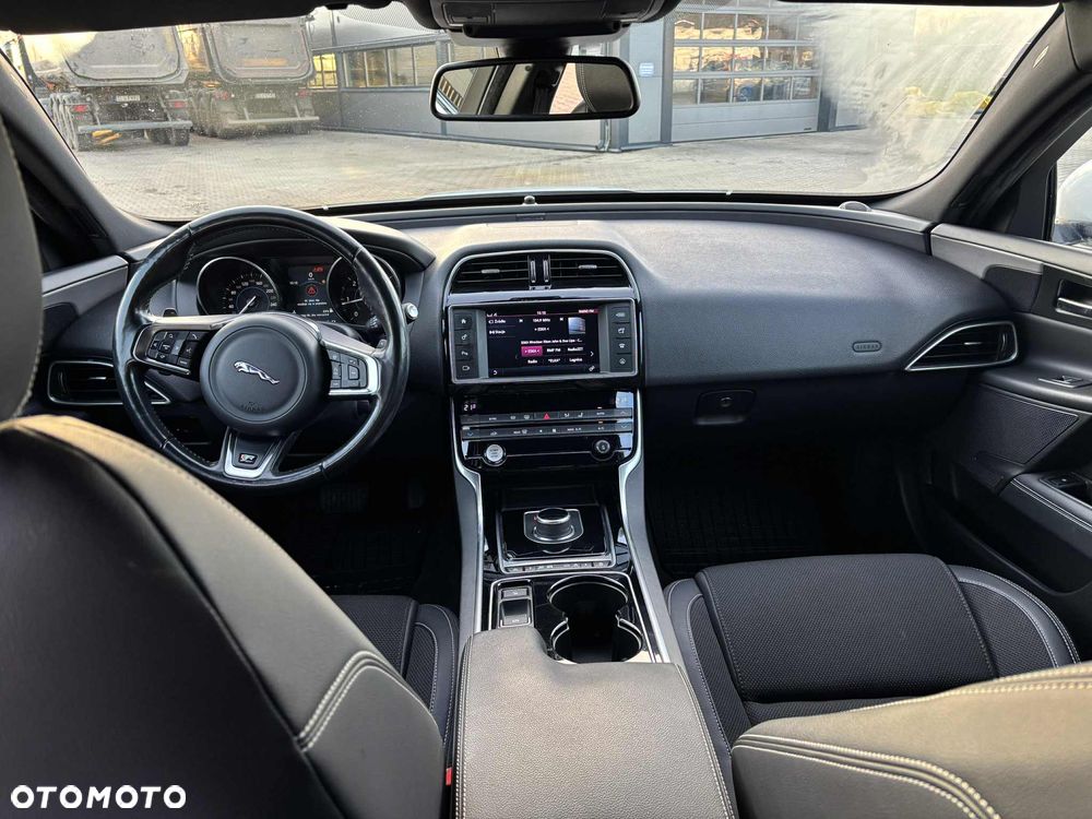 Jaguar XE 2.0 D AWD R-Sport - 8