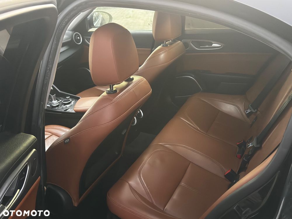 Alfa Romeo Giulia 2.0 Turbo 16V AT8-Q4 Ti - 10