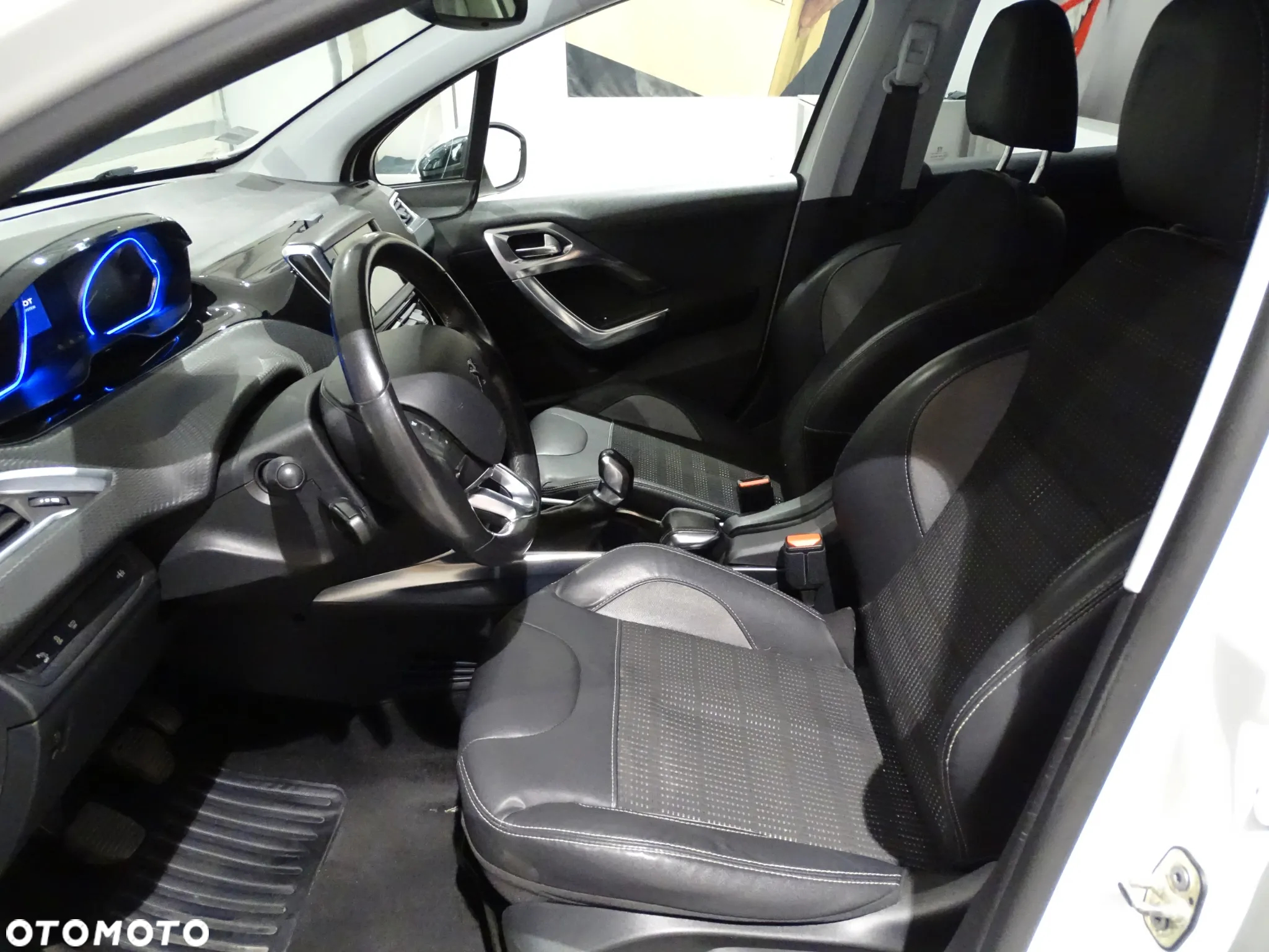 Peugeot 2008 1.6 e-HDi Allure S&S - 9