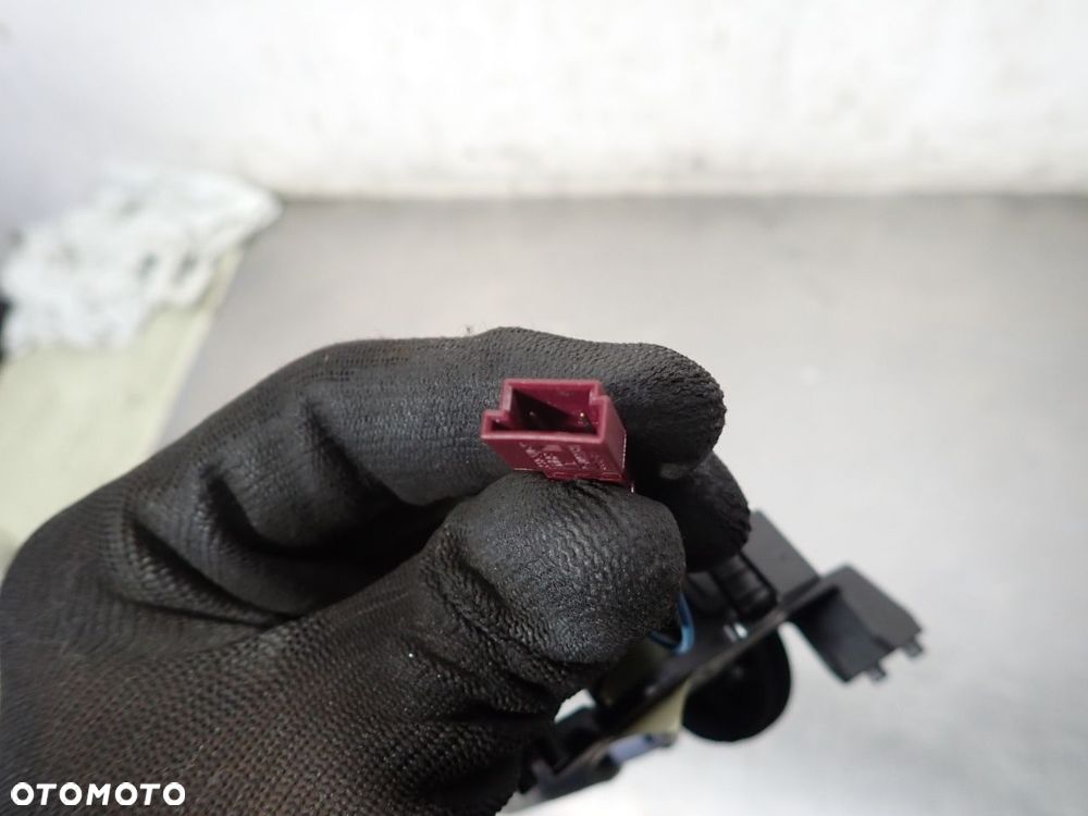 UCHWYT MOCOWANIE ROLETY PRAWY BMW E91  897200240000 - 5