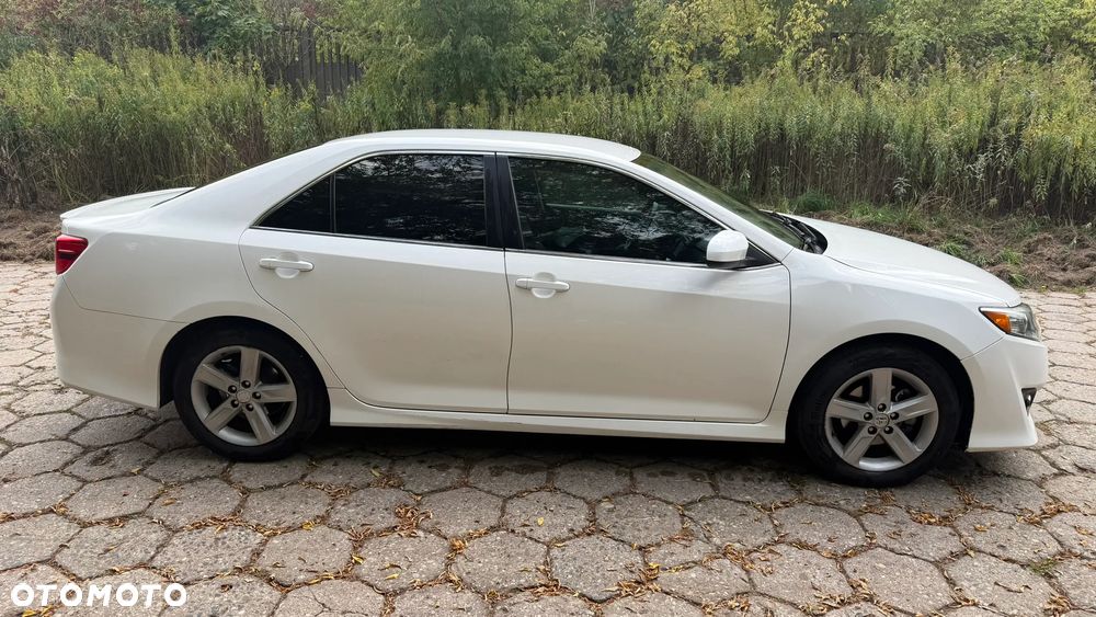 Toyota Camry - 4