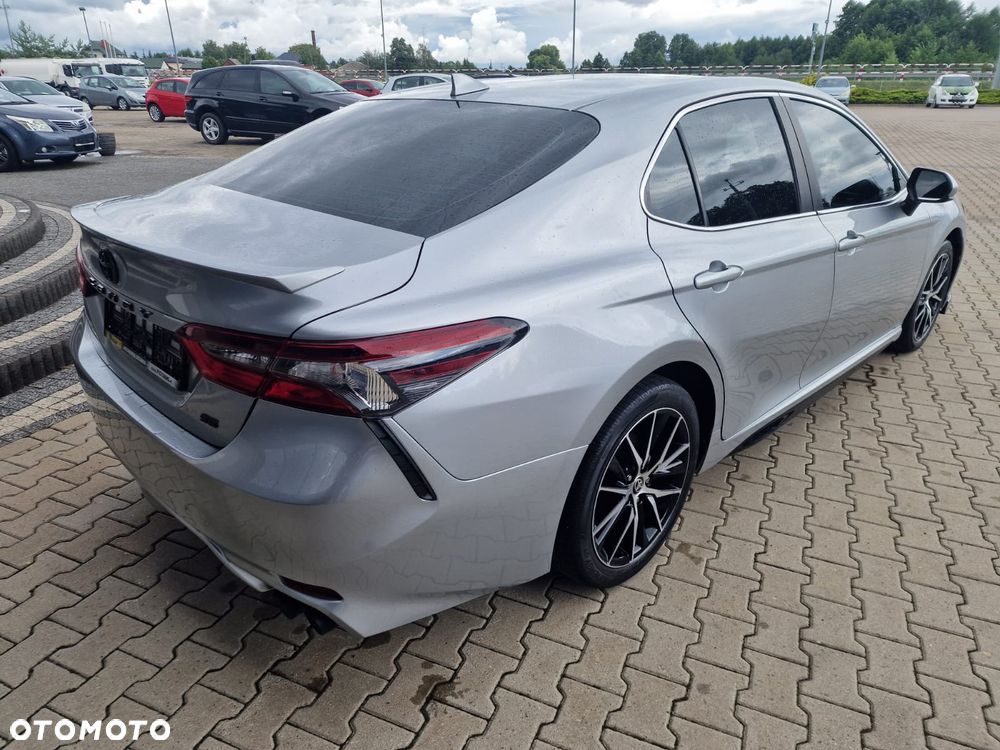 Toyota Camry - 4
