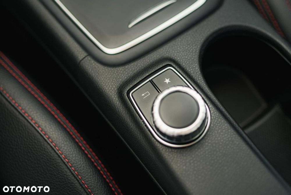 Mercedes-Benz CLA 220 4-Matic AMG Line - 25