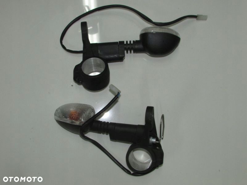 MOTO GUZZI V7 III STONE KIERUNKOWSKAZ UCHWYT LAMPY - 1