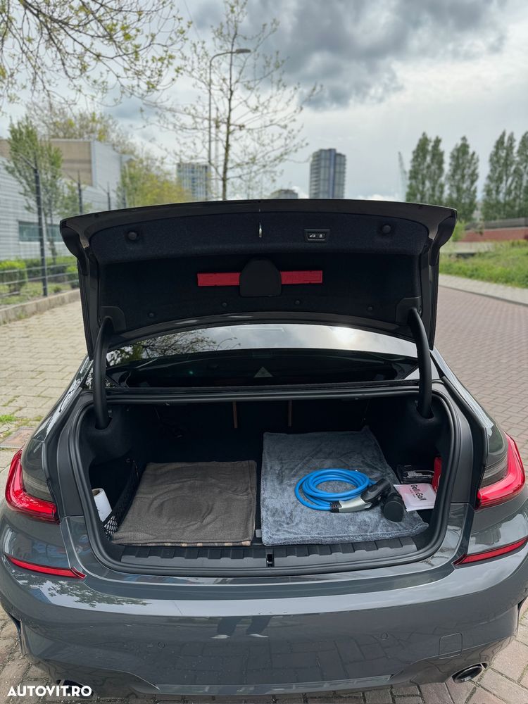 BMW Seria 3 330e Aut. M Sport - 23