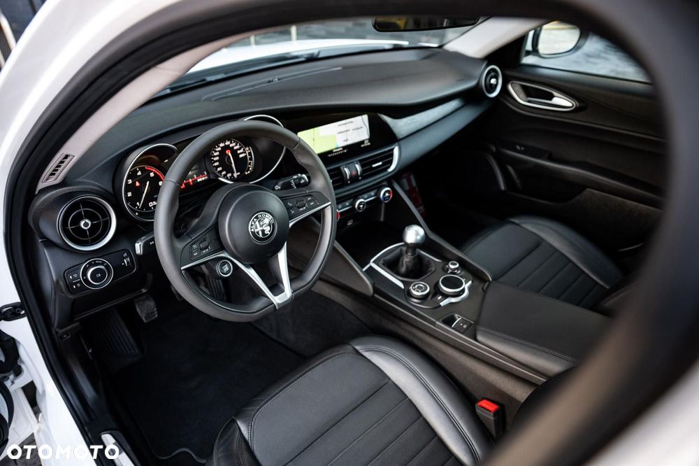 Alfa Romeo Giulia 2.2 - 6