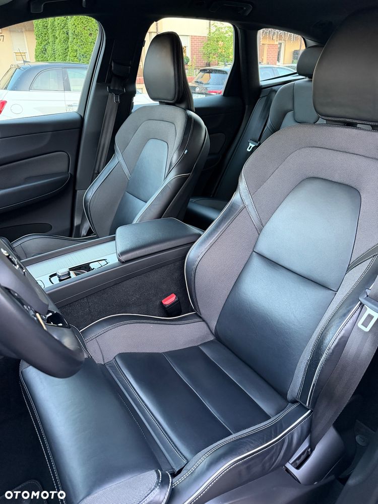 Volvo XC 60 B4 B R-Design - 24