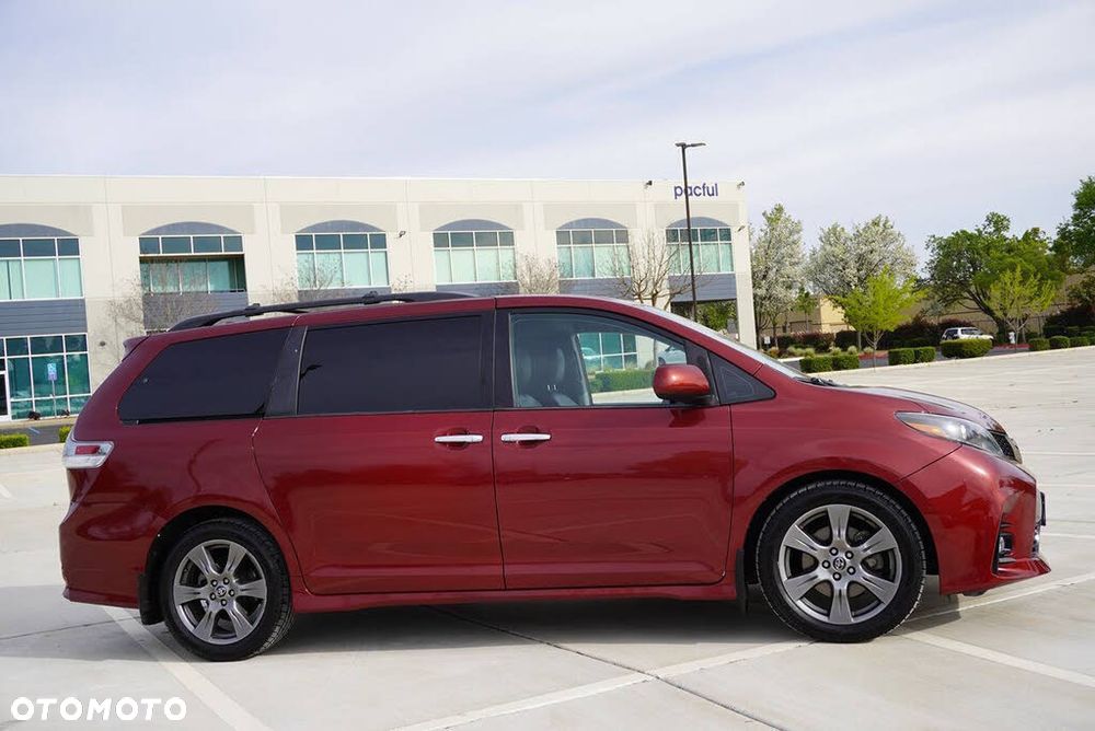 Toyota Sienna - 1