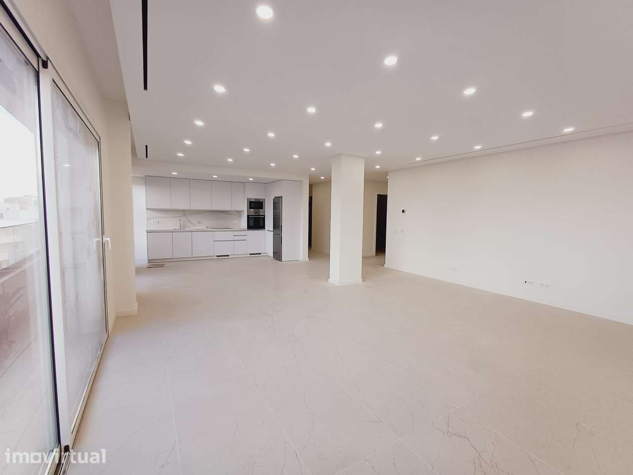 Apartamento T3 Novo com dois lugares de estacionamento em Quarteira - Grande imagem: 3/18