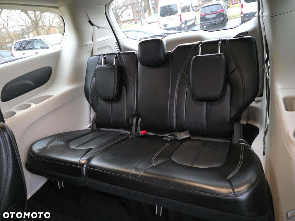 Chrysler Pacifica - 8