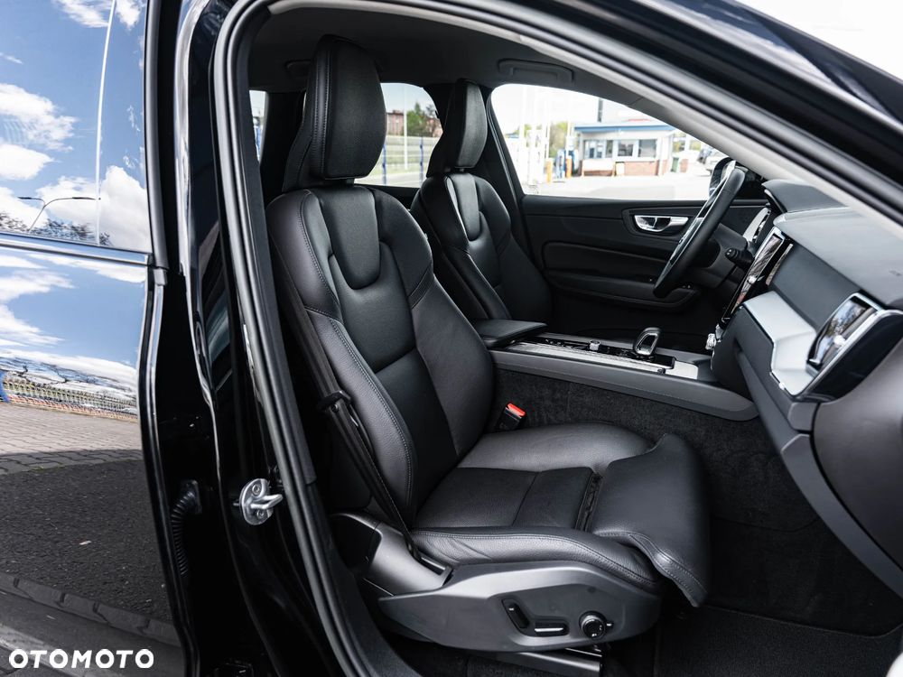Volvo XC 60 B4 D Plus Dark - 25