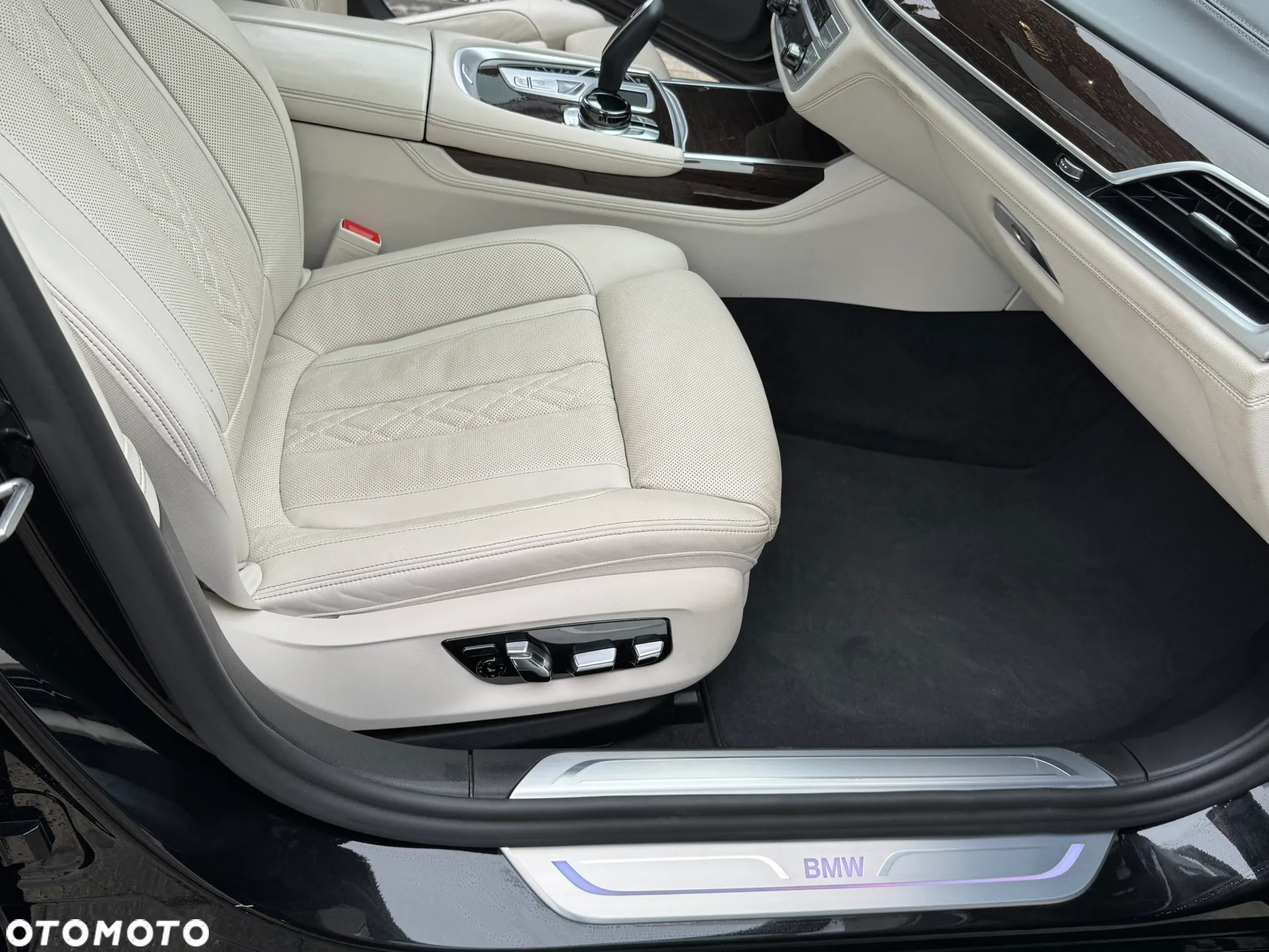 BMW Seria 7 750i xDrive - 26