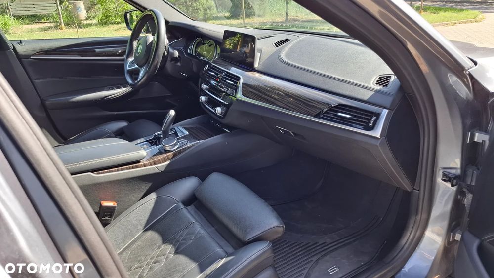BMW Seria 5 M550i xDrive - 10