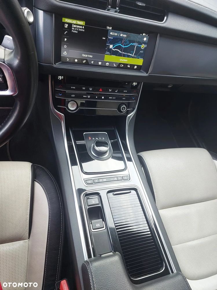 Jaguar XF 2.0 i4D AWD Prestige - 8