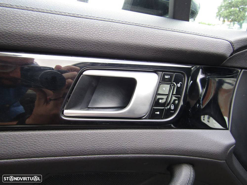 Porsche Panamera 4 E-Hybrid - 12