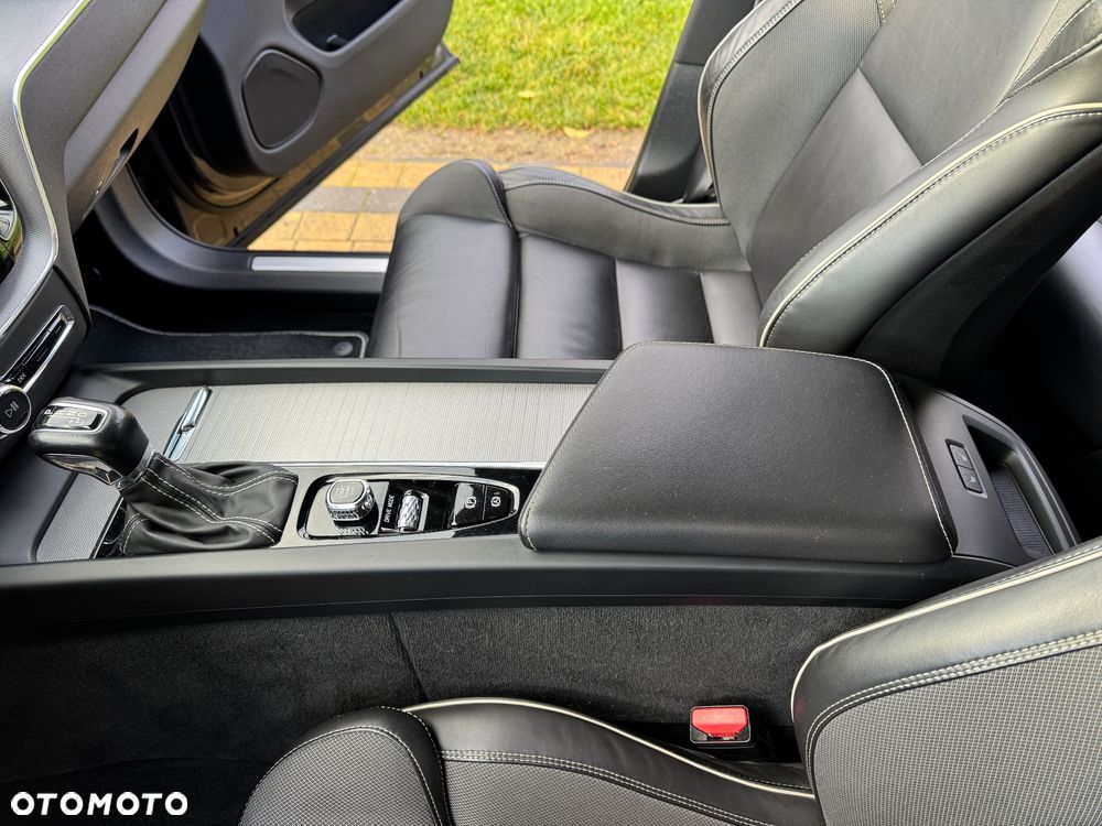 Volvo XC 60 D4 R-Design - 12