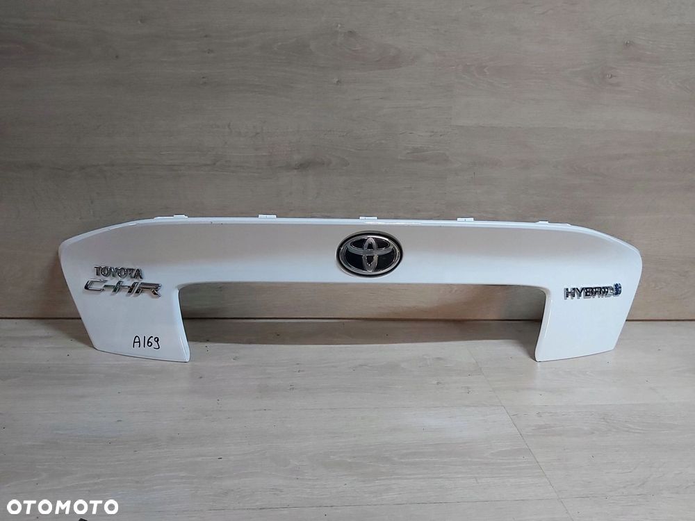 Toyota C-HR CHR spoiler blenda klapy tył listwa emblemat logo 76811-F4010 - 2