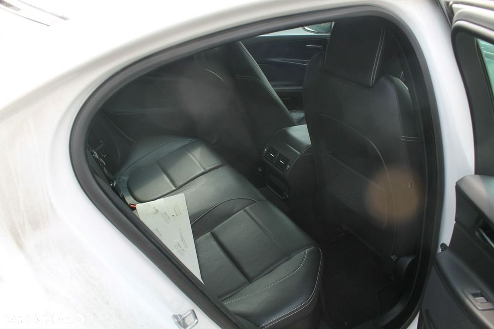 Jaguar XE - 6