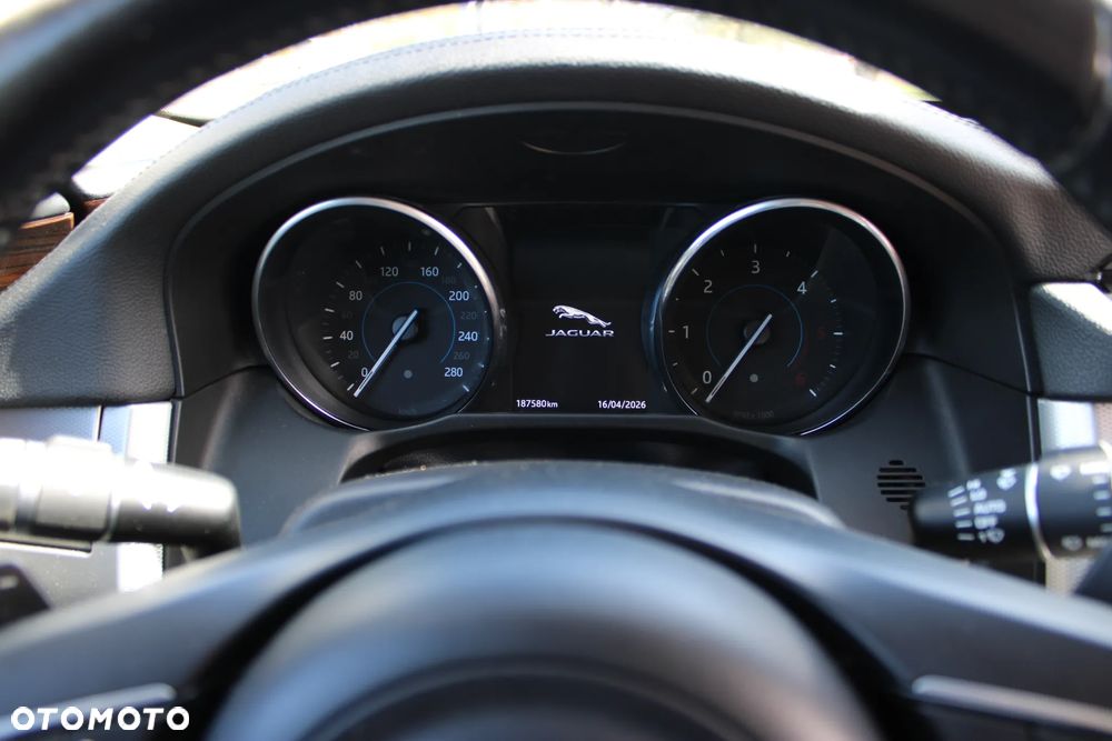 Jaguar XF 20d Prestige - 30