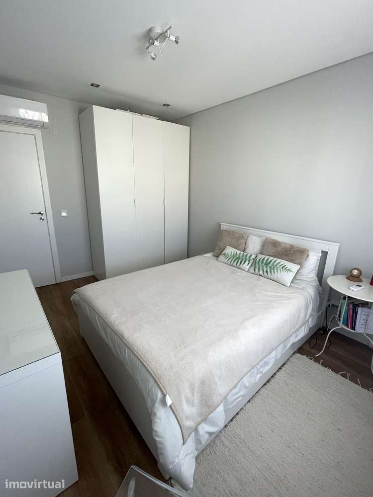 Quarto luminoso, WC privado, piscina e estacionamento – perto da praia - Grande imagem: 2/7