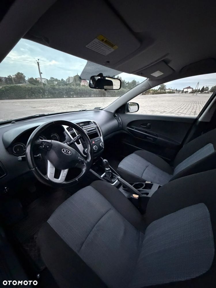 Kia Ceed 2010 photo 2