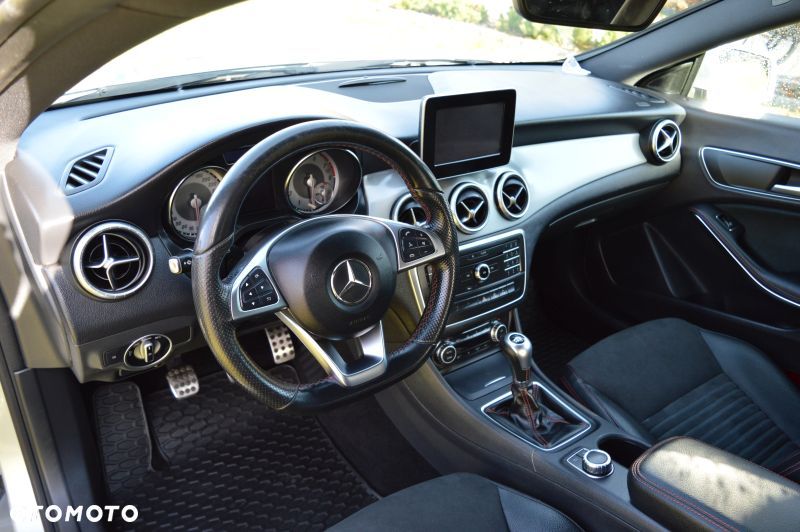 Mercedes-Benz CLA 200 AMG Line - 30
