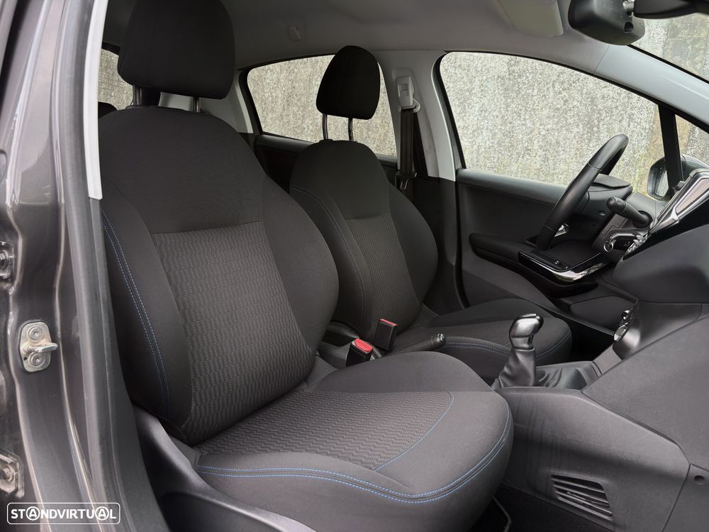 Peugeot 208 1.2 PureTech Signature - 4