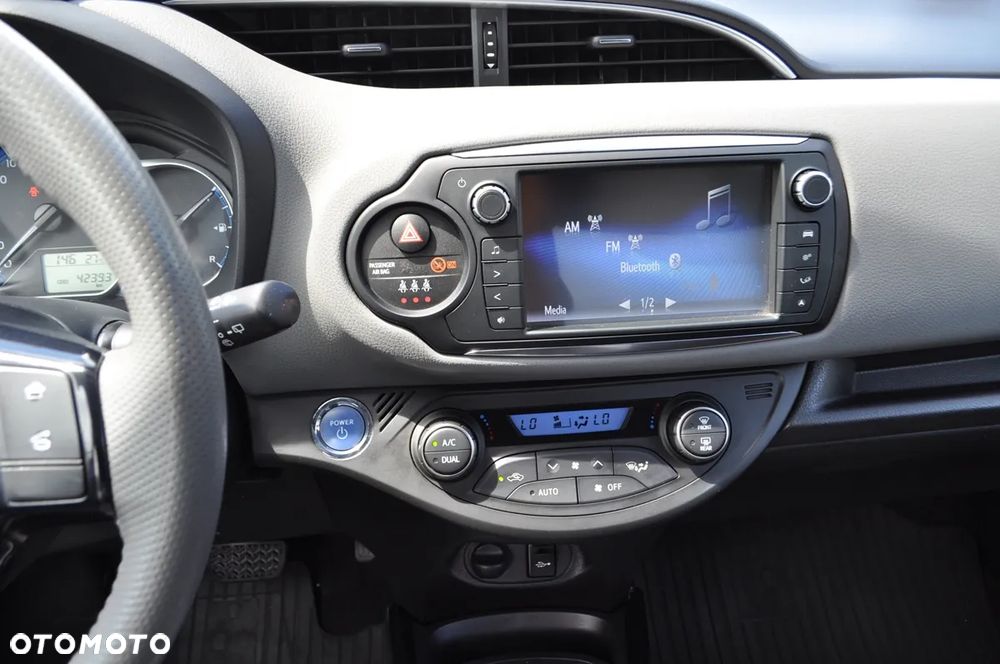 Toyota Yaris Hybrid 100 Selection Platinum - 26