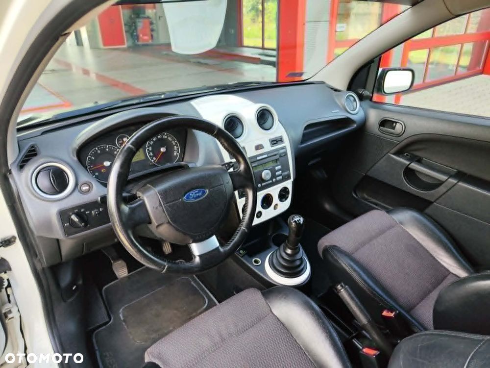 Ford Fiesta 1.3 Ambiente - 21