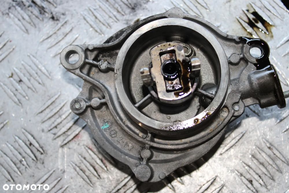 VACUM POMPA BMW E60 E63 E65 E70 E83 E87 E90 E92 2.0 3.0 3.5 D 11667791232 - 4
