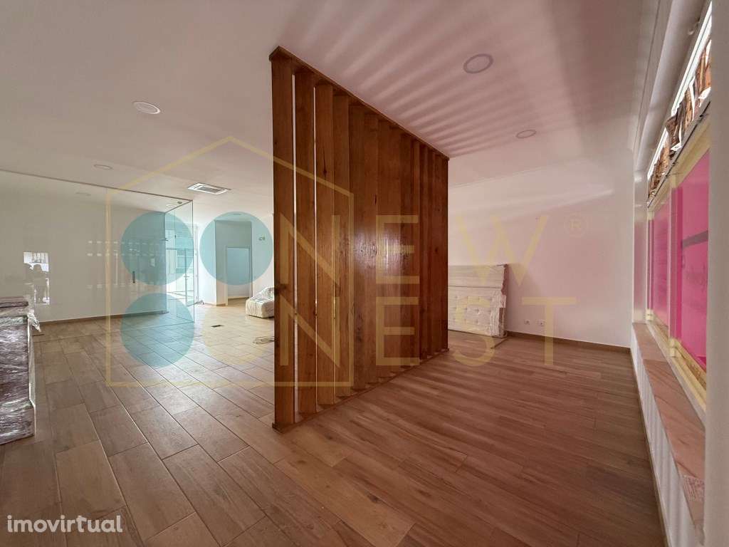 Loja Renovada com 114 m², Terraço e Parqueamento para 2 carros (pos... - Grande imagem: 2/20