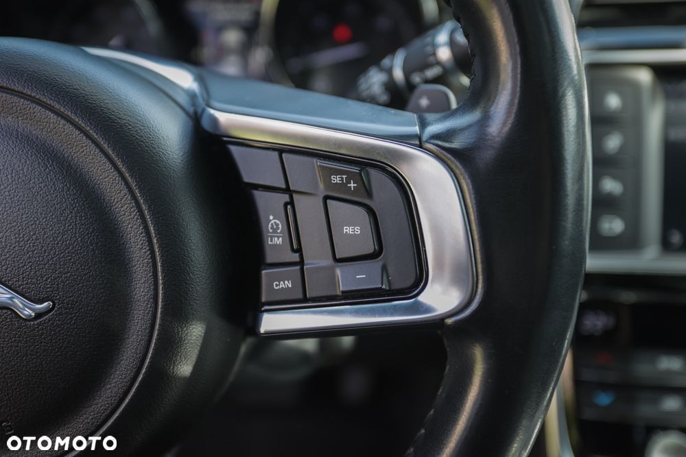 Jaguar XE 20d R-Sport - 34