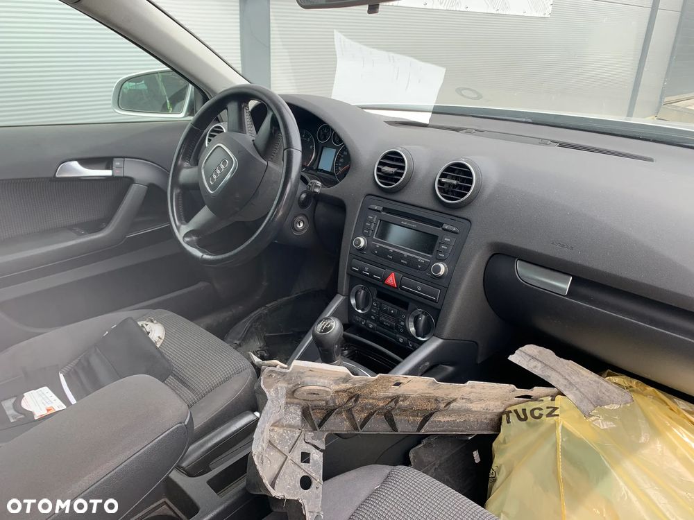 AUDI A3 2007 *SAMOCHÓD NA CZĘŚCI* 1510 MASKA, LAMPA, DRZWI, LUSTERKO, ZDERZAK, GRILL, BŁOTNIK, KLAPA, BELKA, DESKA, FOTELE, KANAPA, ĆWIARTKA KIEROWNICA, TARCZE, ZACISKI, ZAWIESZENIE, KOMPLETNY PRZÓD, KOMPLETNY TYŁ, LICZNIK, ZEGARY, PRAWE LEWE PRZÓD TYŁ - 4