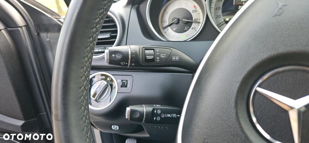 Mercedes-Benz Klasa C 180 Kompressor Automatik BlueEFFICIENCY Avantgarde - 34