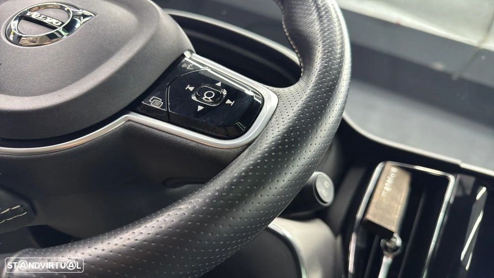 Volvo XC 60 2.0 T8 PHEV R-Design AWD - 29