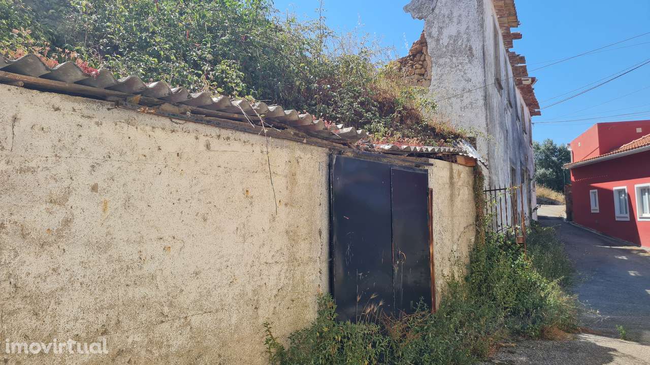 terreno e ruina sem telhado - Grande imagem: 3/16