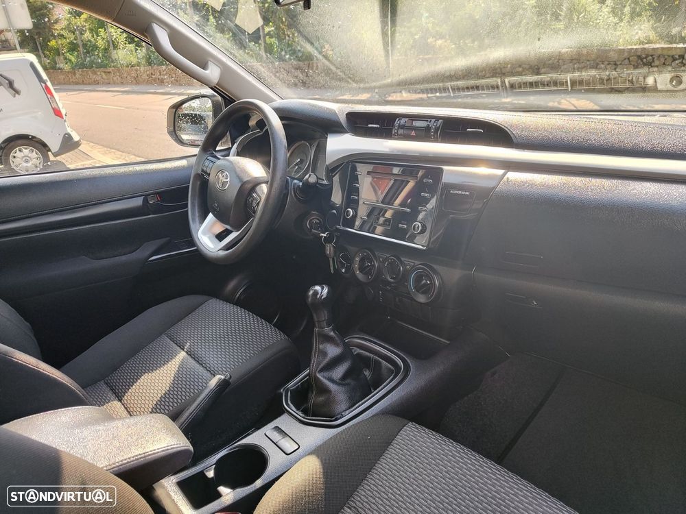 Toyota Hilux 2.4 D-4D 2WD CD CM - 9