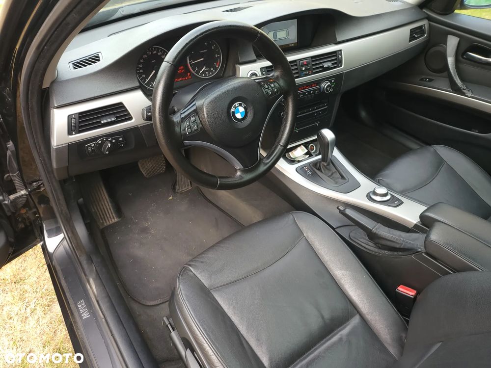 BMW Seria 3 318i Touring - 38