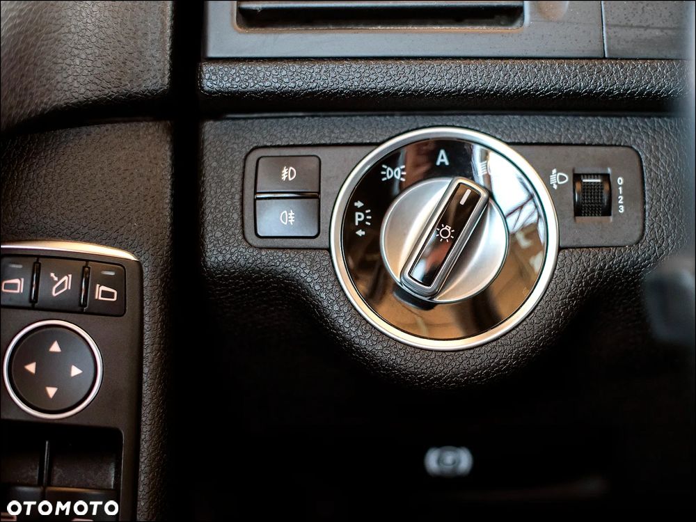 Mercedes-Benz Klasa C 180 BlueEFFICIENCY 7G-TRONIC Avantgarde - 32