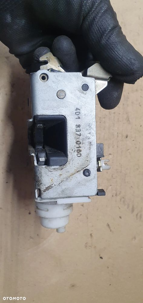 Zamek prawy przód Audi A4 B5 4D1837016D - 2