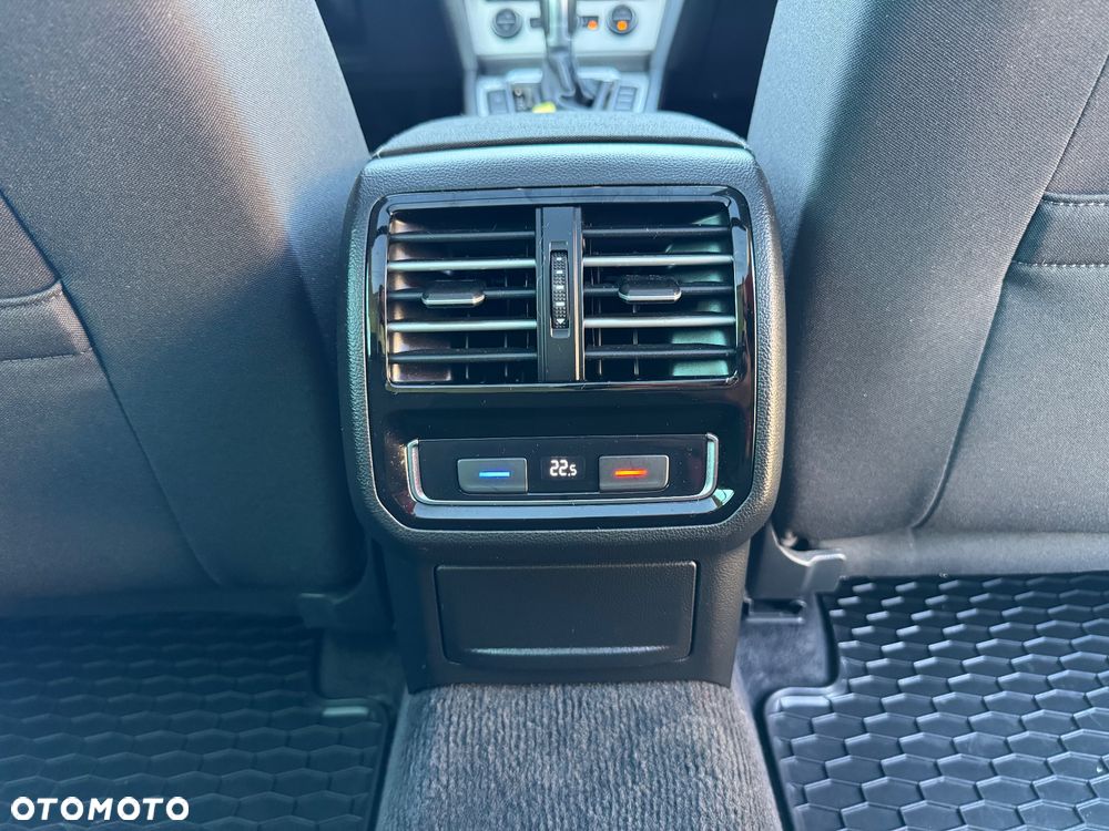 Volkswagen Passat Variant 2.0 TDI SCR DSG 4Motion Elegance - 24