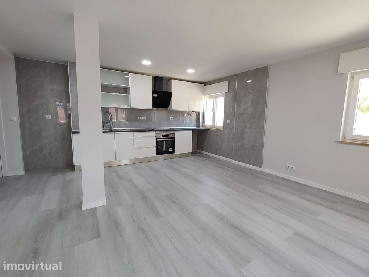 T2 Corroios Totalmente Remodelado c/ Arrecadação - Grande imagem: 2/14