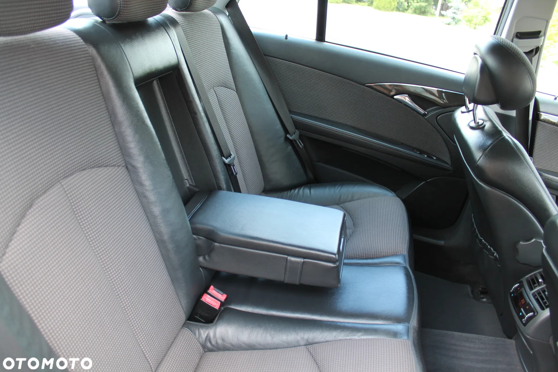 Mercedes-Benz Klasa E 240 4-Matic Avantgarde - 23