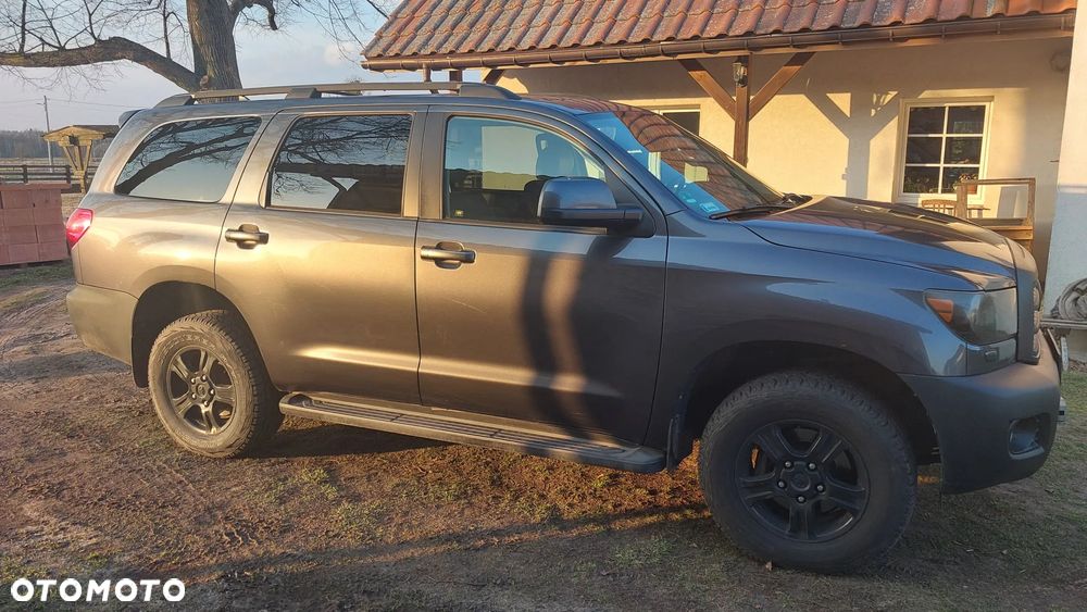 Toyota Sequoia - 2
