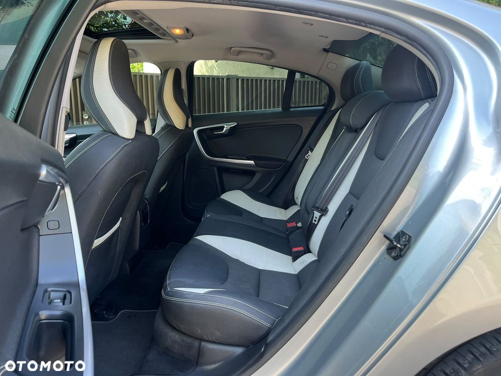 Volvo S60 D2 R-Design - 17