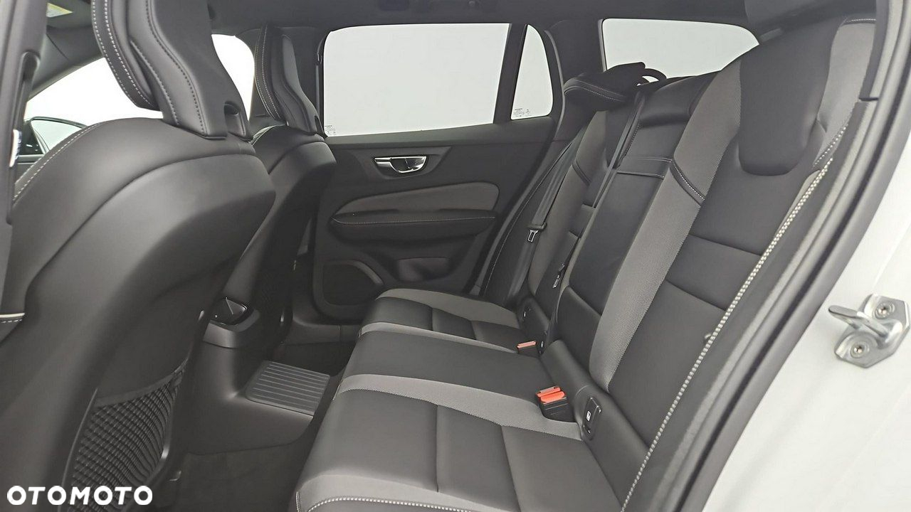 Volvo V60 T8 AWD Plug-In Hybrid R-Design - 23