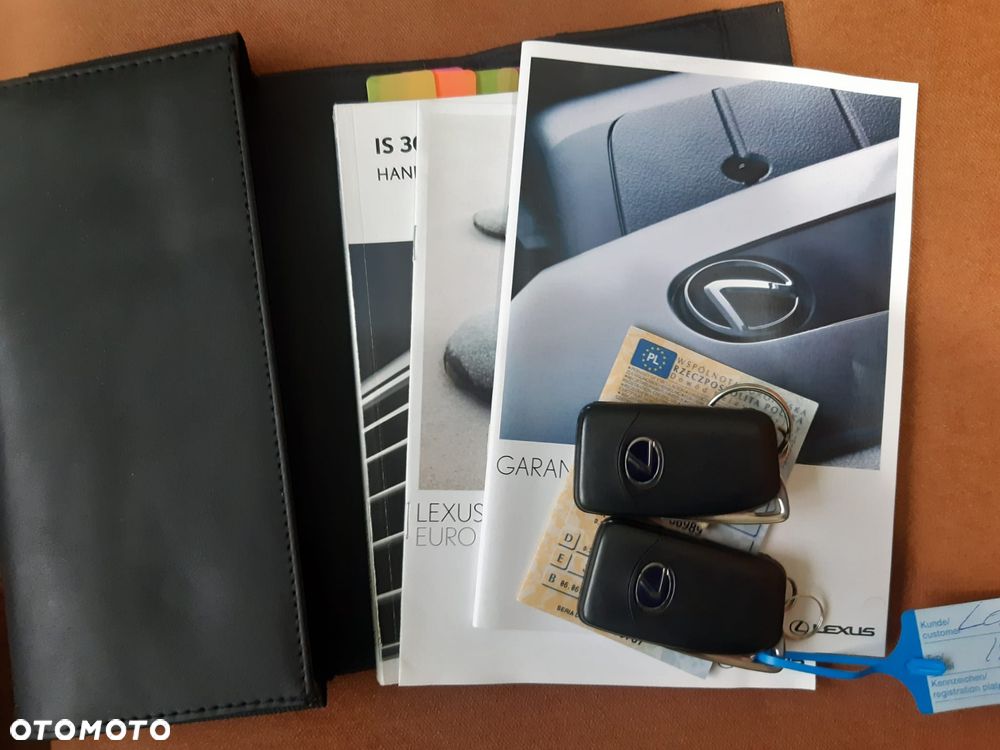 Lexus IS 300h Prestige - 21