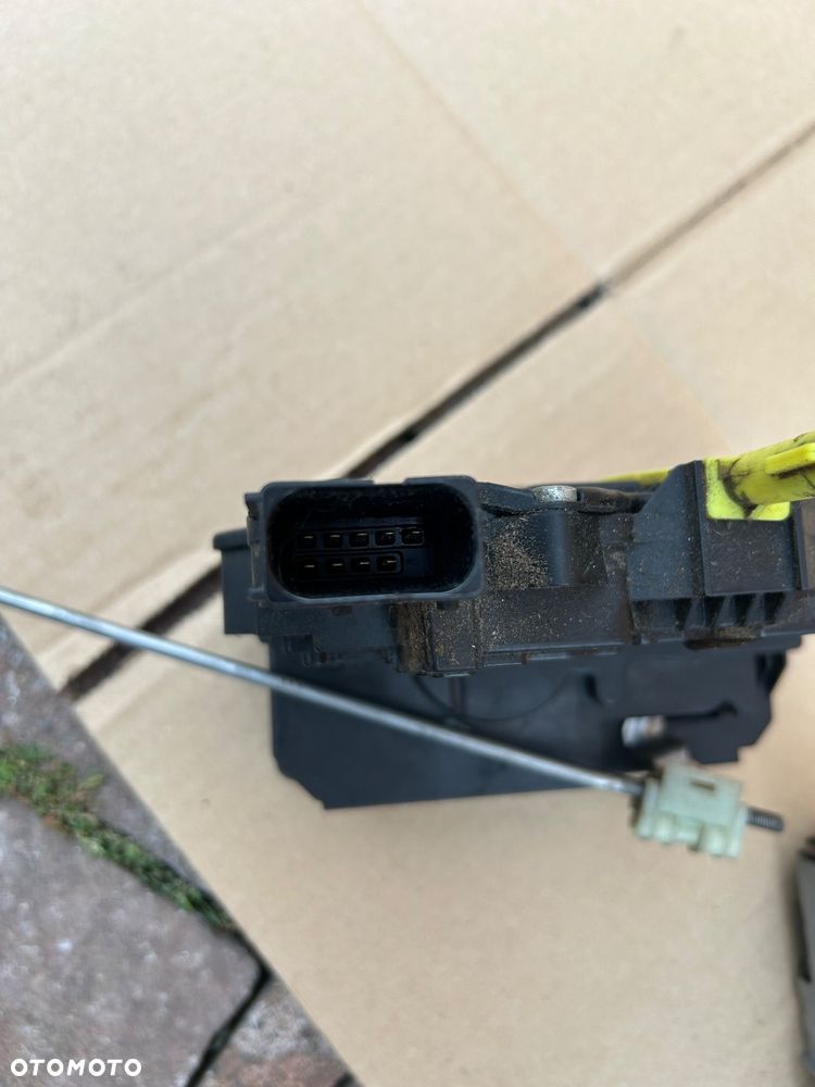 Opel meriva B zamek drzwi lewy tył  13279837 - 9